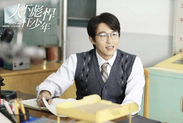 在《斛珠夫人》演楊冪哥哥，戲外卻比她小三歲，還和吳京演過戰狼