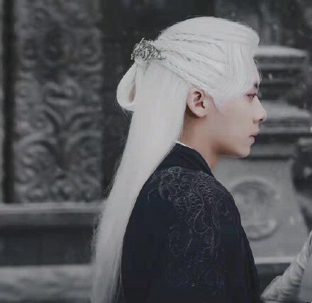 《雪中悍刀行》點選量84億，《鏡雙城》接檔，李易峰新劇照美膩了