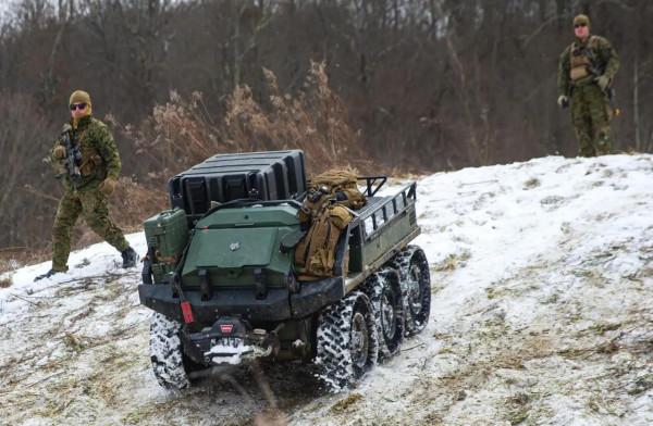 美國海軍實驗單位部署無人地面車輛用於山地訓練