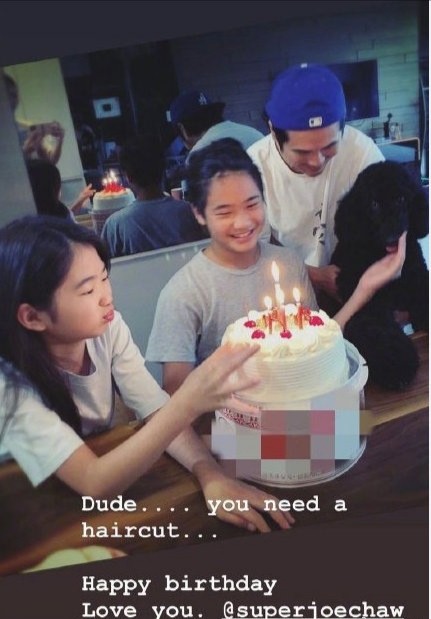 曹格11歲女兒整容式長大，穿吊帶裙小露香肩，化濃妝顯成熟