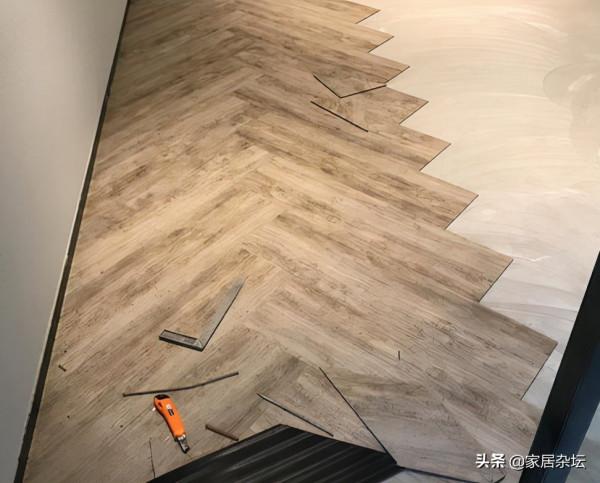 地板膠的安裝，2大步驟就能完成，但是要注意其中的8點