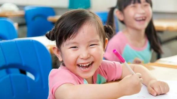 躲在車站哭泣的老人…… 躲在車站哭泣的老人……