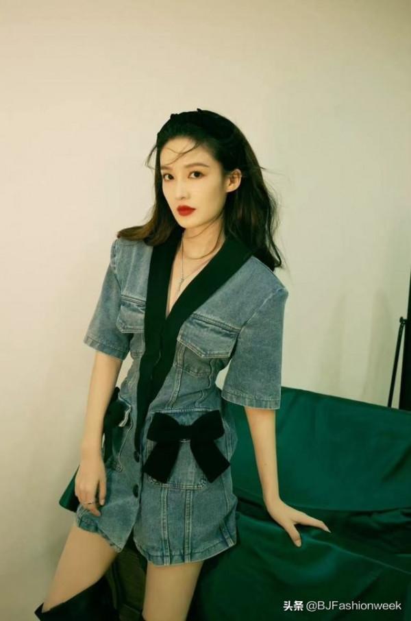 李沁眼光真不錯，牛仔look搭配高筒靴，摩登少女很時髦
