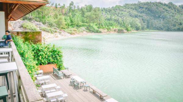 印尼有個湖泊會冒煙，時不時飄來臭雞蛋味，旁邊居然建起了咖啡廳