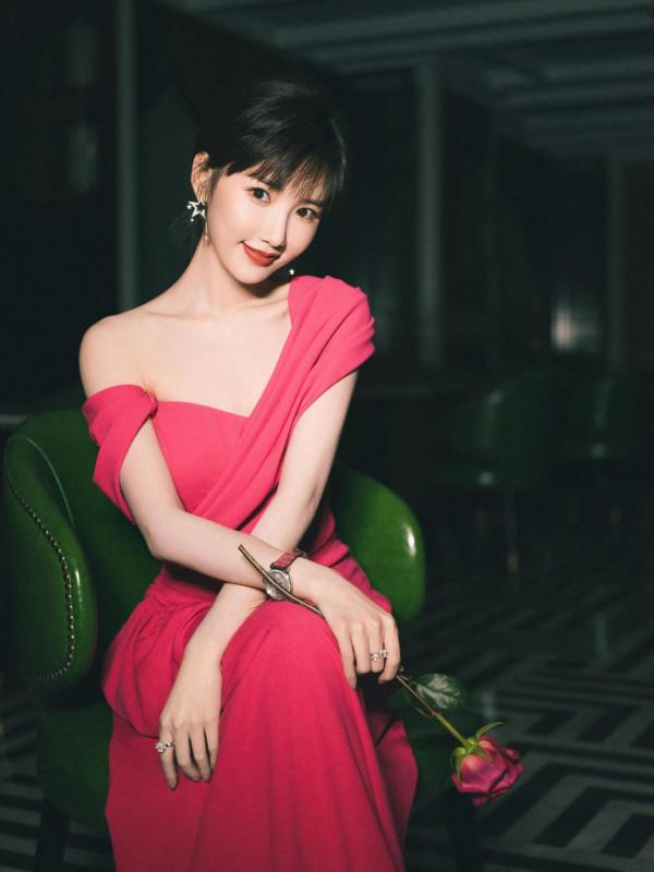 毛曉彤可以是甜美可愛的鄰家妹妹,也可以是主宰舞臺的霸氣女王 毛曉彤可以是甜美可愛的鄰家妹妹,也可以是主宰舞臺的霸氣女王