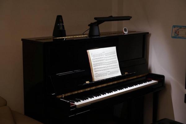 室內練習皮亞諾的最佳伴侶---明基Piano Light鋼琴燈資料評測 室內練習皮亞諾的最佳伴侶---明基Piano Light鋼琴燈資料評測