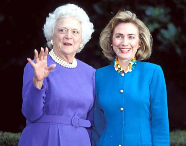希拉里難得溫柔：28年前和老布什夫人同框氣質好，乖乖被她牽著走