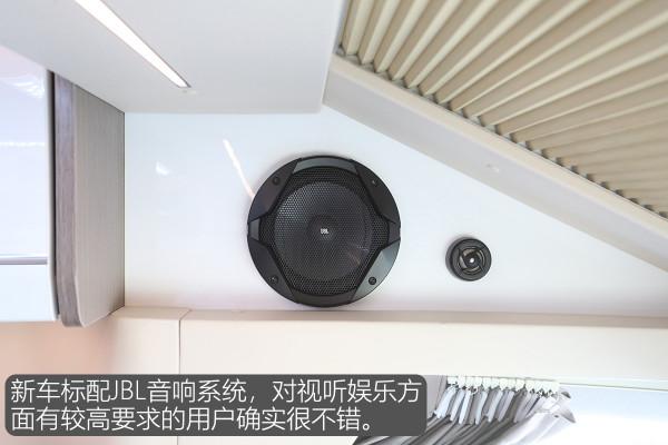 不懼限高！美女初體驗高度只有2米4的宇通福特B型房車