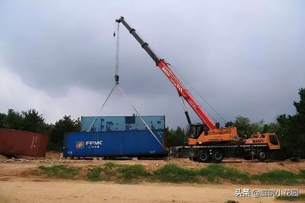 他賣掉城裡的房子，包了個山頭，打造集裝箱陽光房、小木屋、花園