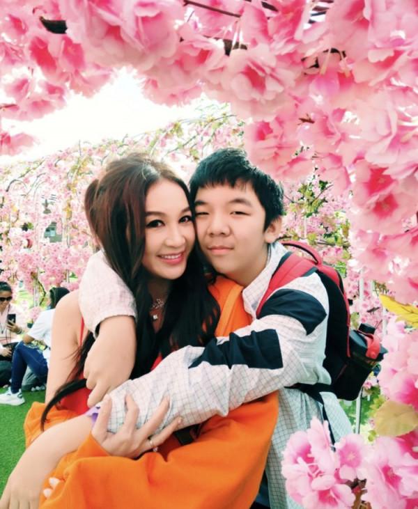 溫碧霞曬與老公恩愛出遊，養子身高超媽媽，母子貼面擁抱不避嫌