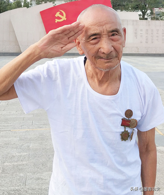 浙江95歲老兵去登記，直到掏出3枚軍功章，家人才知其特殊身份