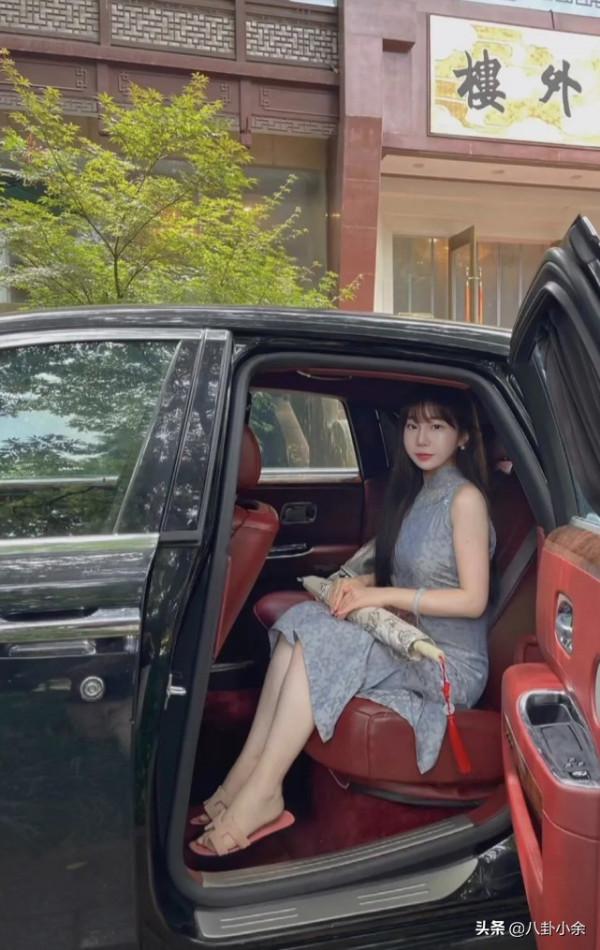 提著Doir包包，穿著高開叉旗袍逛寺廟，這屆佛媛的操作真野