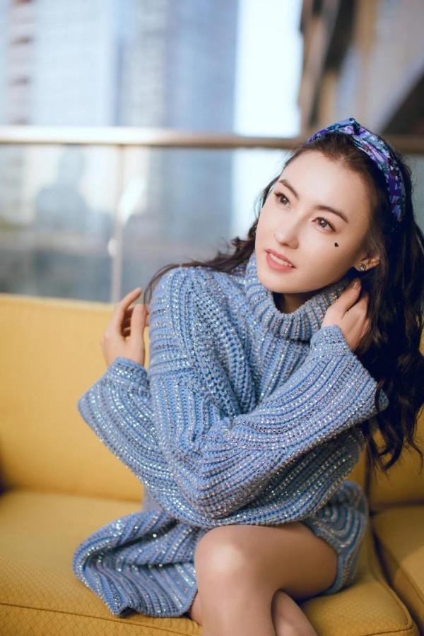 張柏芝：淡藍色亮片遮臀毛衣+金色短靴，好身材一覽無餘