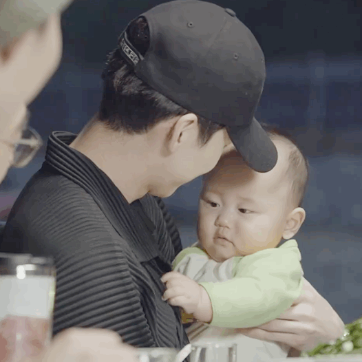 男明星溫柔抱娃,是不是你夢想中老公的樣子 男明星溫柔抱娃,是不是你夢想中老公的樣子