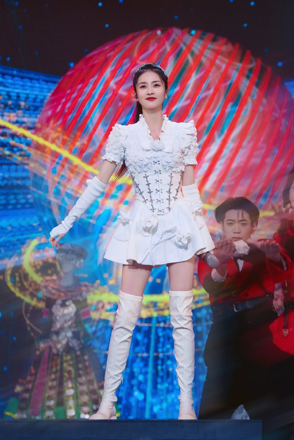 湖南小年晚會,這才是芒果臺的真正實力,白鹿民族風造型好颯 湖南小年晚會,這才是芒果臺的真正實力,白鹿民族風造型好颯