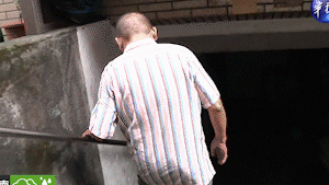 “下流老人”蝸居2㎡，撿垃圾做傢俱：我有兒有女，但老無所依