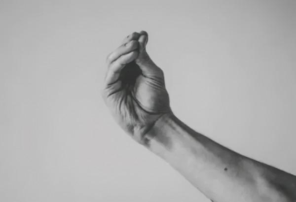 義大利人一個手勢被玩壞，網友：捆住他們的手，就說不了話了