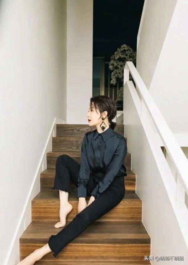 女人過了40歲，少穿“衛衣+牛仔褲”！學陳數這樣搭，美得真優雅