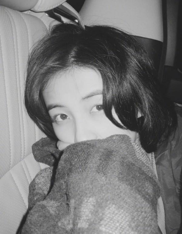 張子楓新年首曬自拍 黑白風難掩隨性俏皮