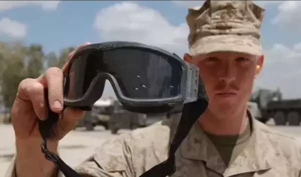 為什麼總感覺美國大兵在戰爭時候都愛戴著墨鏡打仗,耍酷的嗎? 為什麼總感覺美國大兵在戰爭時候都愛戴著墨鏡打仗,耍酷的嗎?