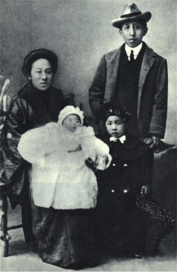 何香凝：寄舊裙給蔣介石，寫詩對他破口大罵，蔣大怒卻不敢報復