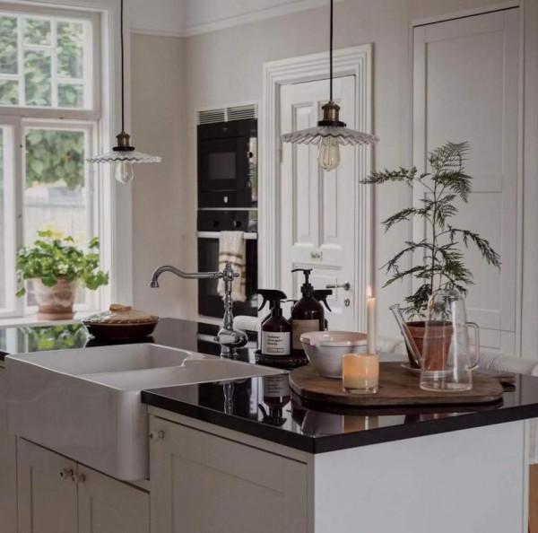 一對夫婦與兩個女兒生活的瑞典小屋，漂亮又溫馨，純樸趣味很親近