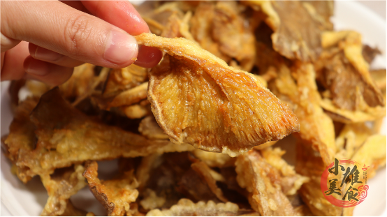 炸蘑菇到底用麵粉還是澱粉？看酒店大廚怎麼做的，外酥裡軟