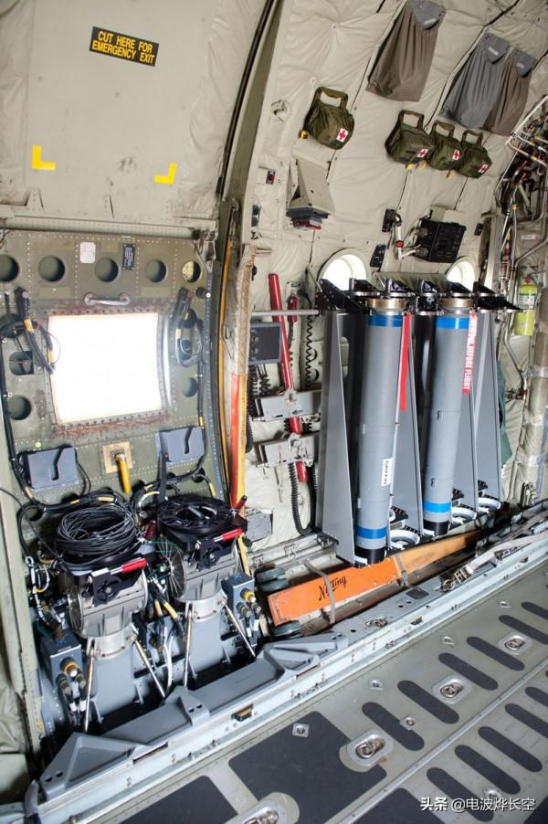 專門對付伊朗小艇！美軍試射迷你反小艇導彈，重量比89式機槍還輕