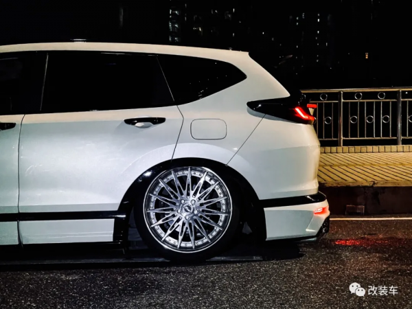 再加10萬塊本田皓影也很帥，自己開模做套件玩姿態