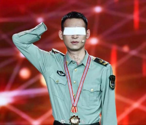 “排雷英雄”杜富國:為隊友擋雷失去雙眼雙臂,被子仍疊成豆腐塊 “排雷英雄”杜富國:為隊友擋雷失去雙眼雙臂,被子仍疊成豆腐塊