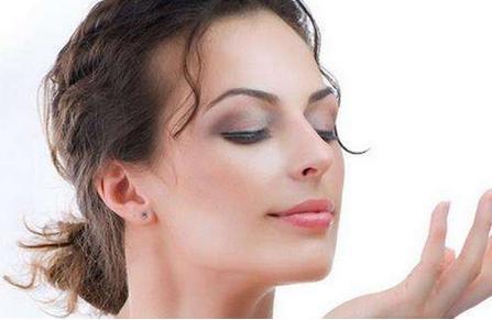 對於改善敏感肌，“少”是關鍵，以少為多才能讓肌膚屏障好得快