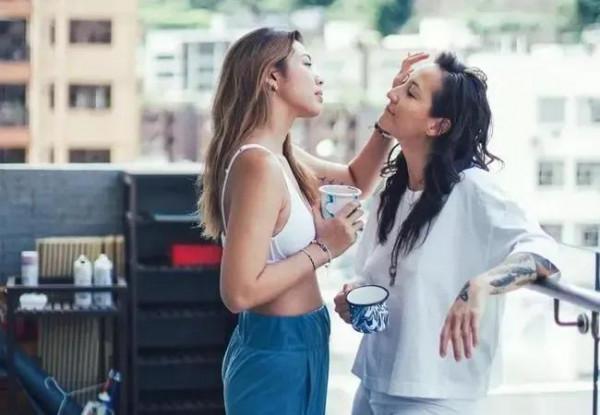 56歲王敏德宣佈大女兒將與女朋友結婚，不介意兩人一起懷孕