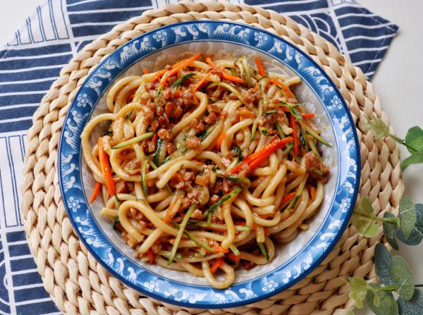 炸醬麵,炸的是什麼醬?記住3點,醬香濃郁,鹹鮮不膩,味兒正宗 炸醬麵,炸的是什麼醬?記住3點,醬香濃郁,鹹鮮不膩,味兒正宗