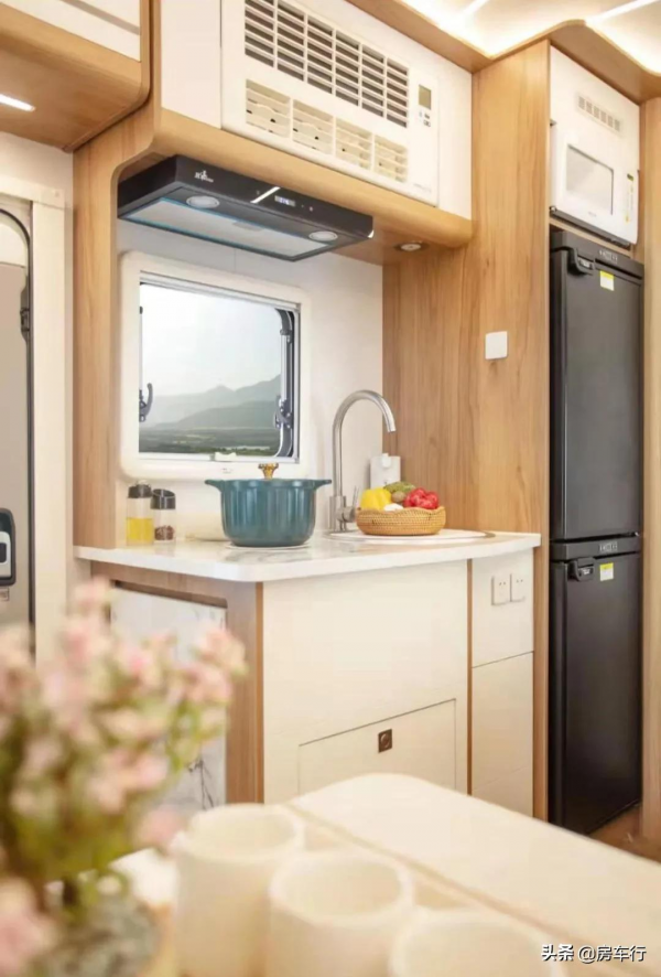 超大車內空間，坐擁舒適睡眠，上汽大通MAXUS生活家H60輕卡房車