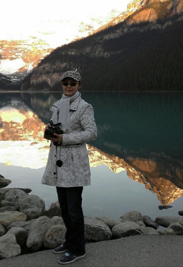 66歲姜黎黎自然老，原生態不遮皺紋，穿休閒服落落大方氣質昇華