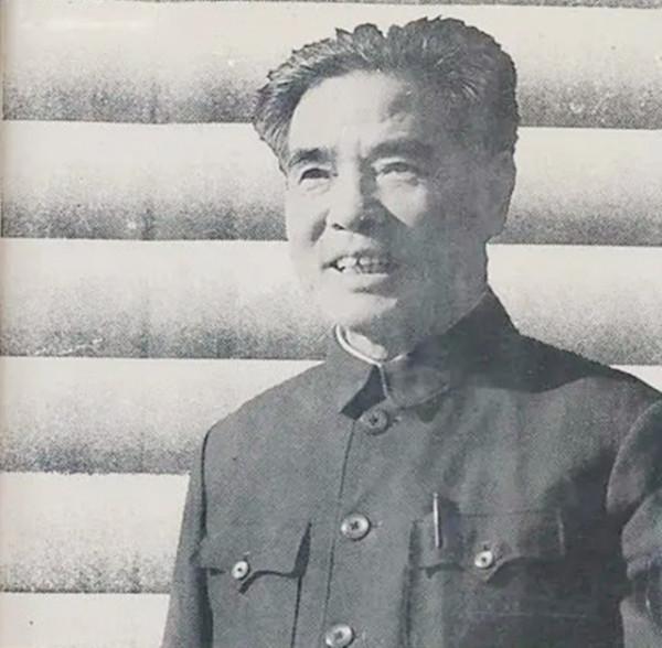 團長擋不住敵軍後逃跑，這個21歲傳令兵站出來：大家聽我的指揮