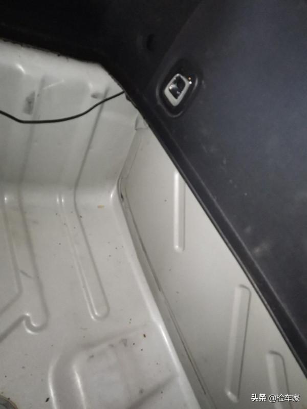 9萬塊買輛12年的法系跑車，小哥上來就砍價1萬，賣家：成交