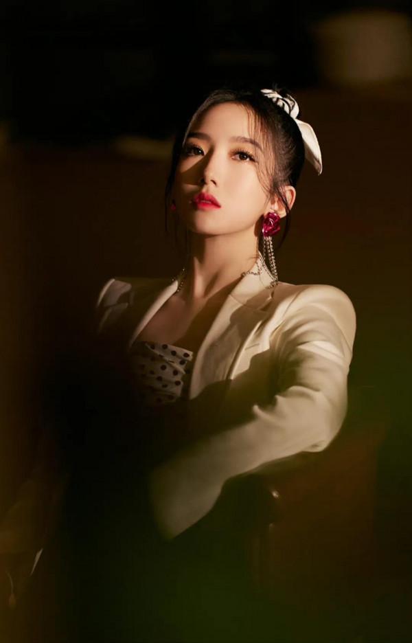 孟美岐，黑白配，又颯又帥