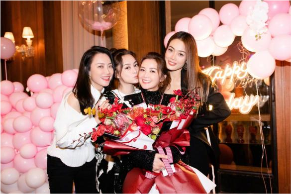 阿sa慶生排場太大！穿露臍裝變闊太比阿嬌更出眾，主角氣場不遜色