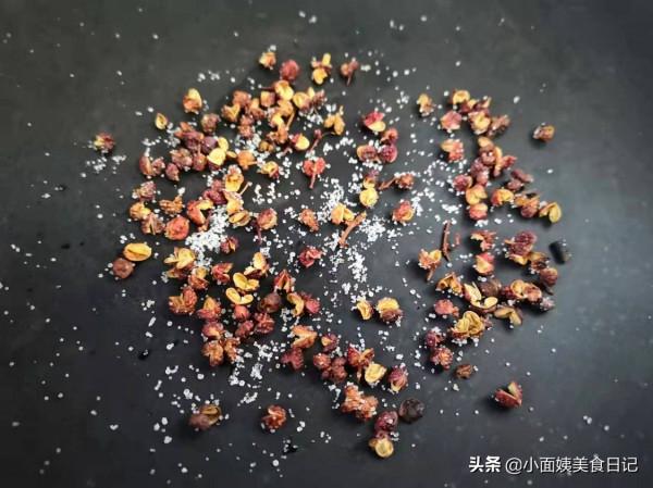 一到冬天,家人就饞這肉,簡單加料上鍋一蒸,鮮嫩多汁,真好吃 一到冬天,家人就饞這肉,簡單加料上鍋一蒸,鮮嫩多汁,真好吃