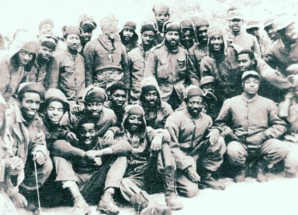 電影《長津湖》裡的伍千里為何不讓伍萬里殺那個美軍戰俘？