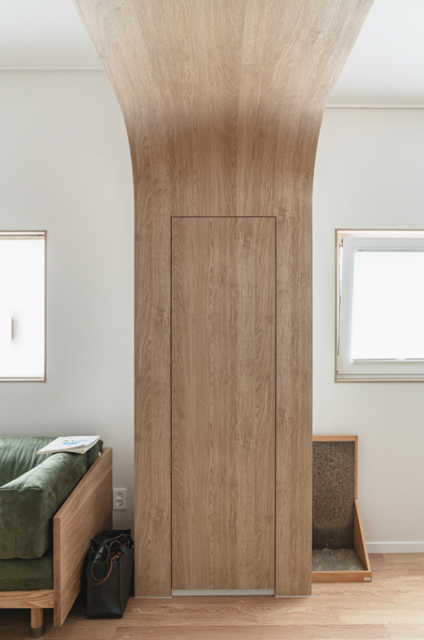 收納不靠打櫃子，門洞埡口各掏一個壁龕，開啟是藏書閣、是零食櫃