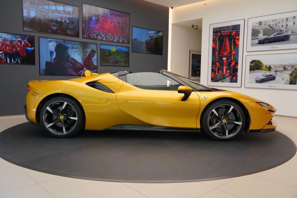 體驗法拉利SF90 Spider，千匹馬力敞篷混動超跑，2.5秒即可破百