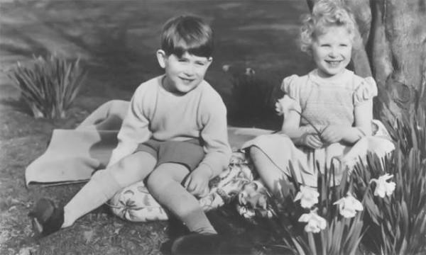 查爾斯也有柔情的一面:4歲託著妹妹爬窗戶,70歲還幫她整理帽子 查爾斯也有柔情的一面:4歲託著妹妹爬窗戶,70歲還幫她整理帽子