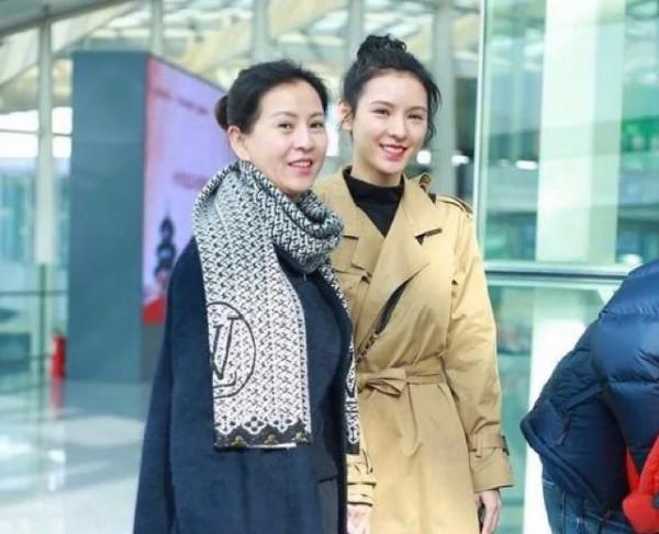 這一看就是親生的。戚薇跟女兒真是神同步 這一看就是親生的。戚薇跟女兒真是神同步