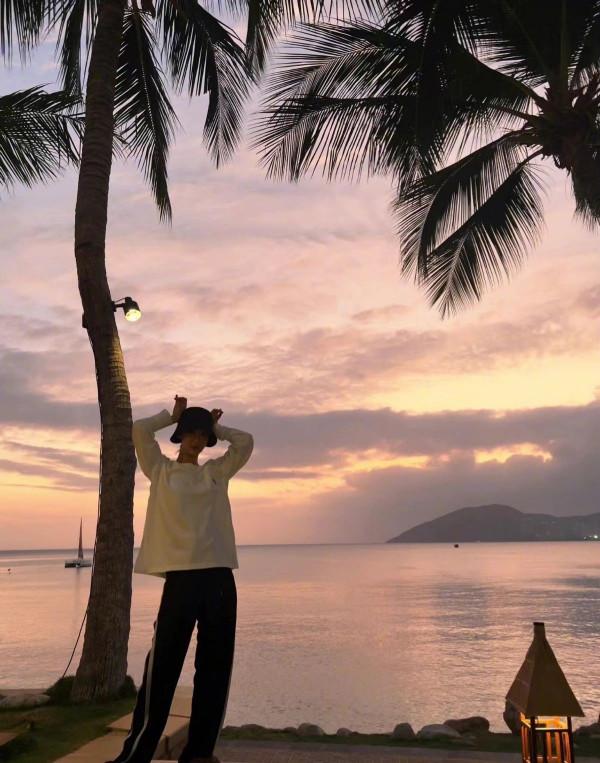 楊紫越來越美了！近照曝光穿休閒裝更亮眼，懟臉自拍都能美回巔峰