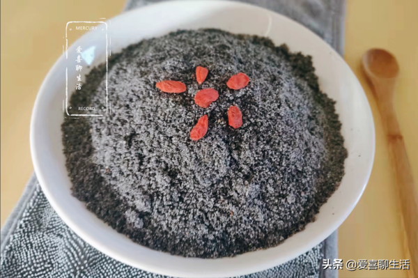 冬天少吃核桃多吃芝麻，頭髮乾燥面板粗糙多吃點，泡著吃真的好香