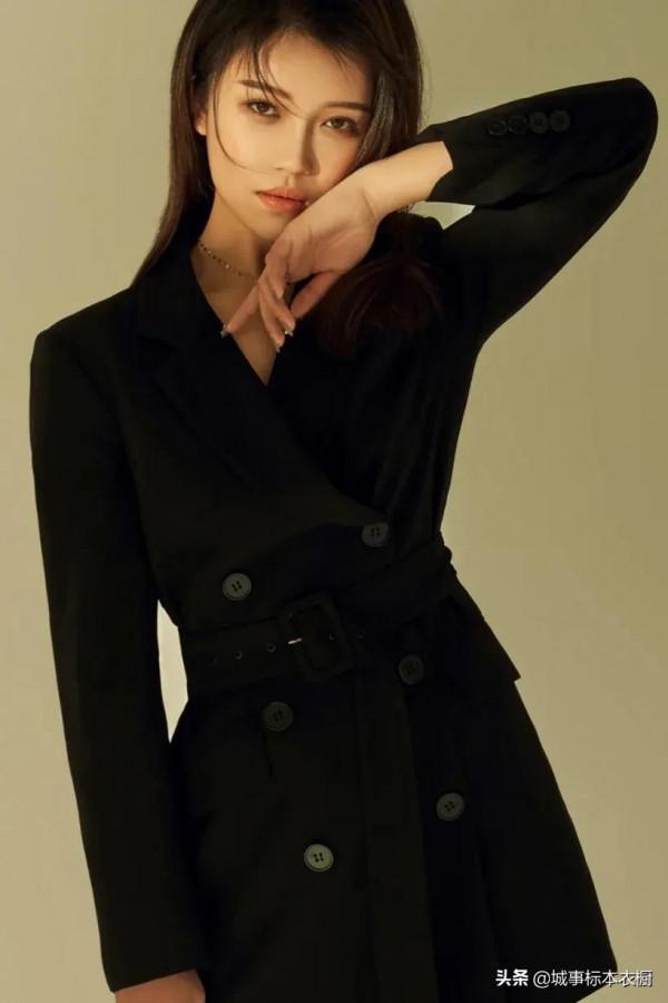 這款不反打破了純黑色的沉悶感，而沉穩的氣質絲毫未減