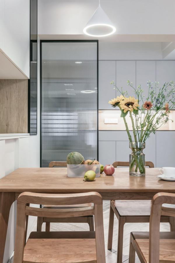 她堅持不要電視牆，全屋敞亮通透，效果驚豔讓人一眼就愛上