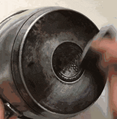 清洗鍋底黑垢,別漏了這裡!否則洗了還是會黑,白白費力氣 清洗鍋底黑垢,別漏了這裡!否則洗了還是會黑,白白費力氣